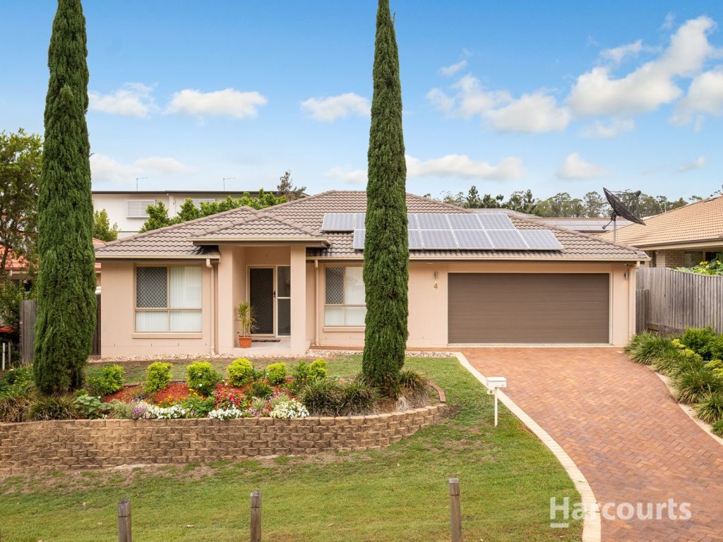 The five-bedroom Calamvale home proved popular on auction day.