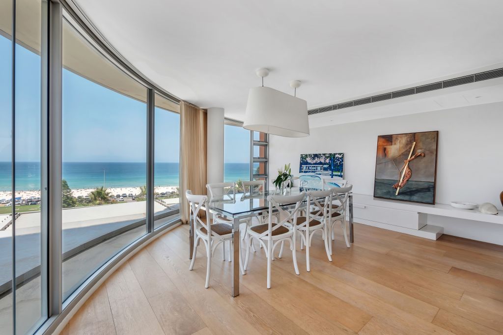 Tony and Sue de Leede have bought the three-bedroom apartment at Bondi Beach of Sunny Ngai.