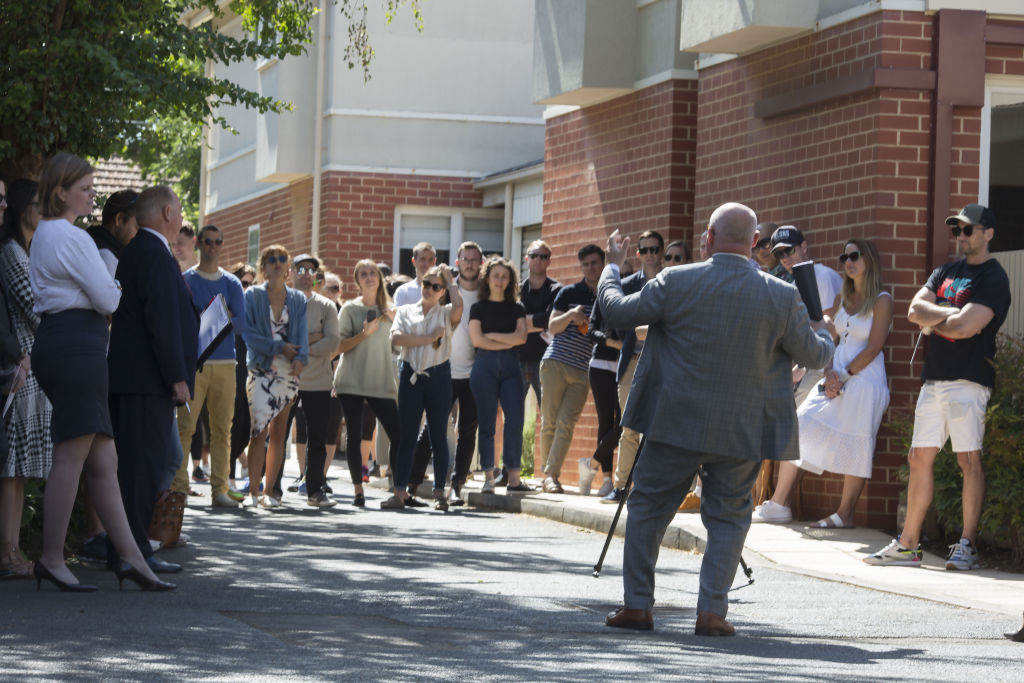 Auctioneer Marcus Peters winds up the crowd in Tennyson Street.  Photo: Stephen McKenzie