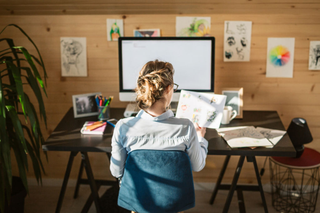 A change of position every 30 minutes counteracts both a host of ergonomic sins and the health effects of prolonged sitting. Photo: iStock