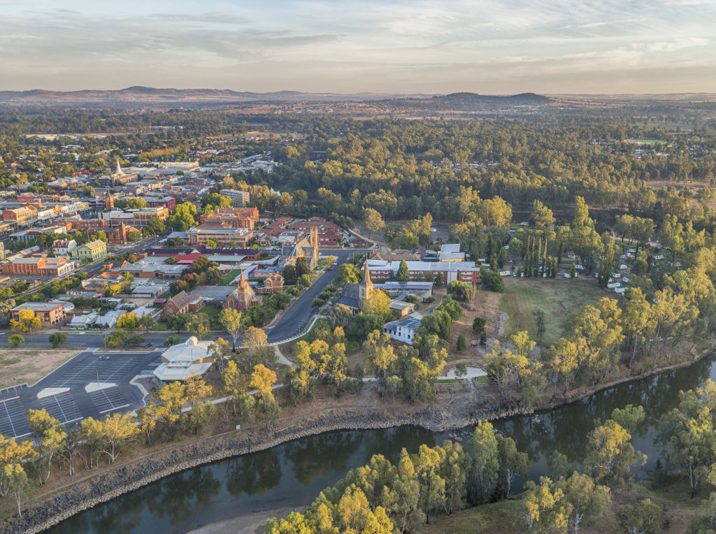 Aerials overlooking the city of Wagga Wagga and the Murrumbidgee River. Photo: Destination NSW / Dee Kramer