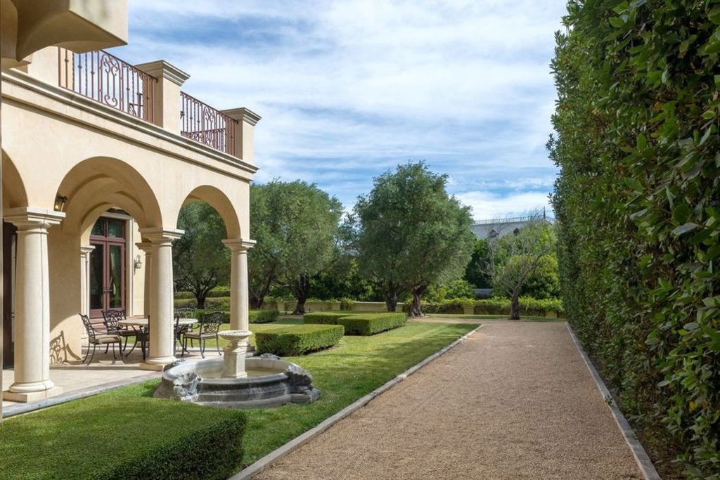 Like an Italian getaway: Sofia Vergara's Beverly Hills home. Photo: Realtor.com
