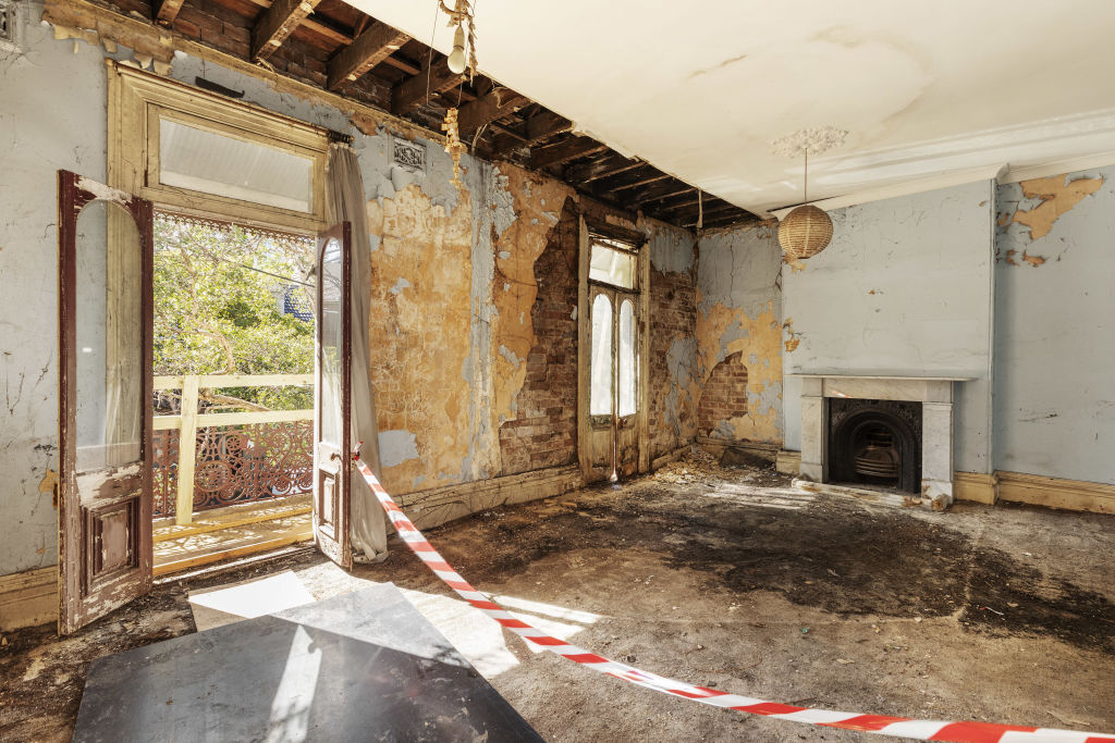 Decrepit Sydney terrace soars above reserve, sells at auction for $4.6m+