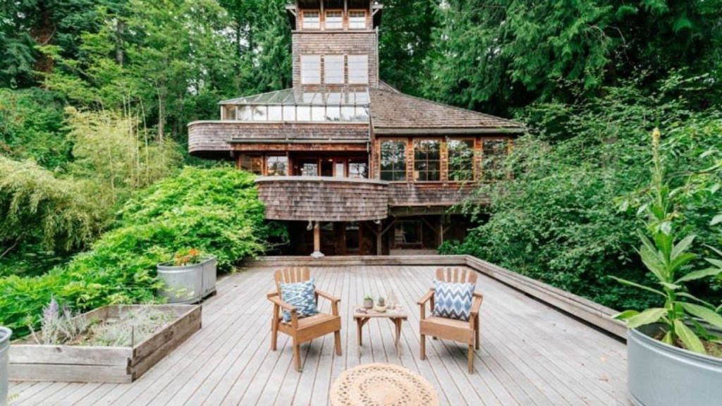 The five-storey treehouse was built in 1978 by architect William Isley. Photo: Zillow/Erik Hecht