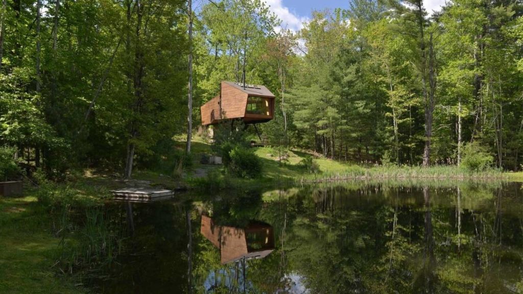 The Inhabit Treehouse overlooks the Catskills mountain range in Woodstock, New York. Photo: Martin Dimitrov