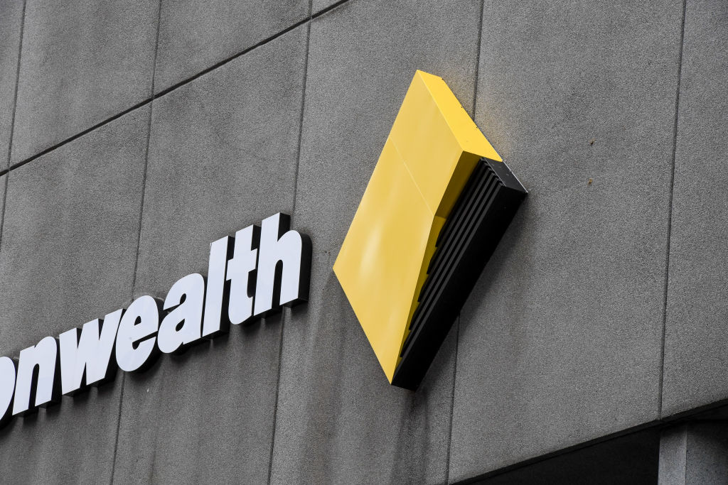 A number of banks, including the Commonwealth Bank, are offering cash incentives to refinance. Photo: Peter Rae