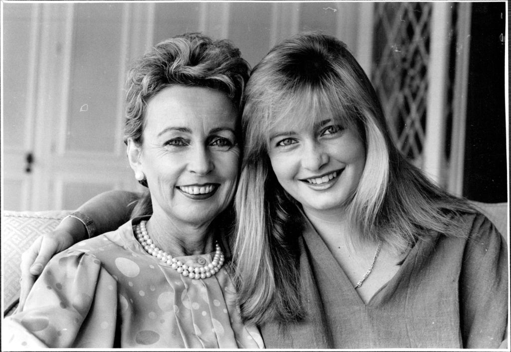 Melinda McMahon with her late mother Sonia McMahon at their family home in Bellevue Hill in 1987.  Photo: Quentin Jones
