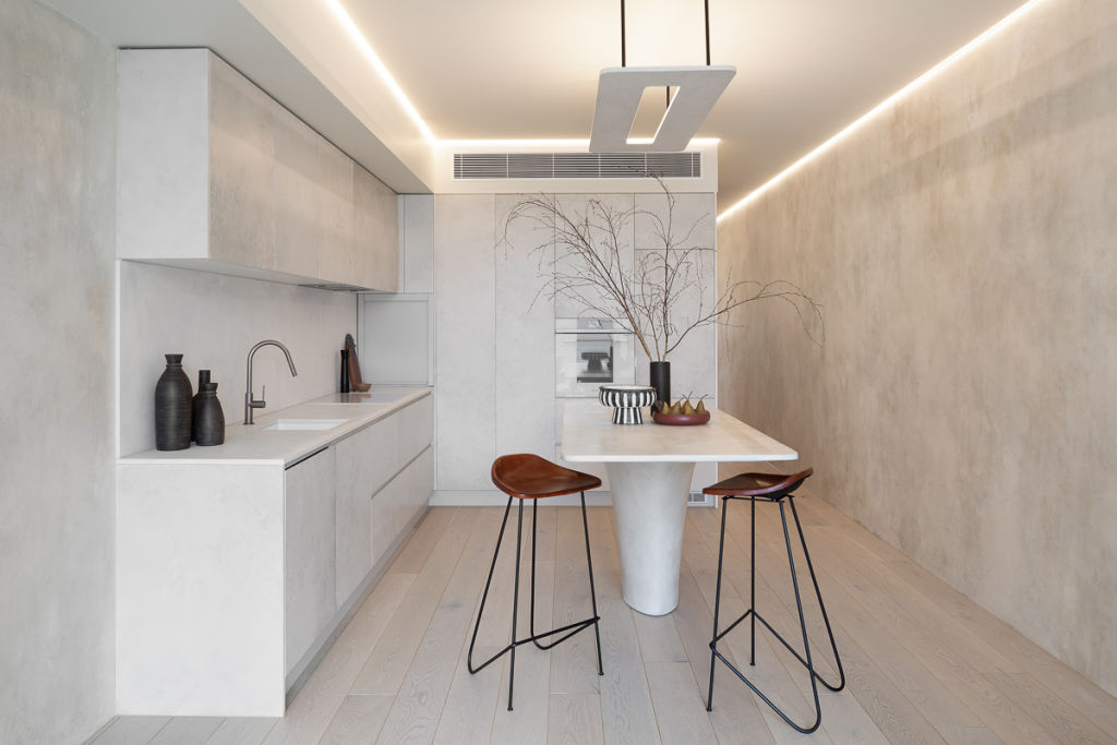 Mockturtle Design applied a tactile custom finish to walls and cabinetry in the kitchen, living and dining area. Photo: Dylan James