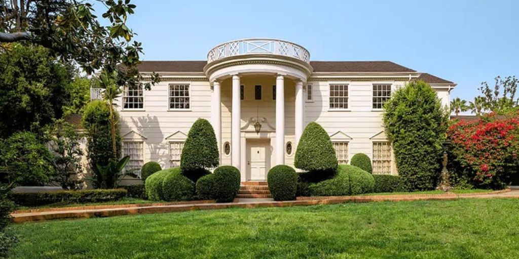 The grand entry to the Bel Air mansion. Photo: Airbnb