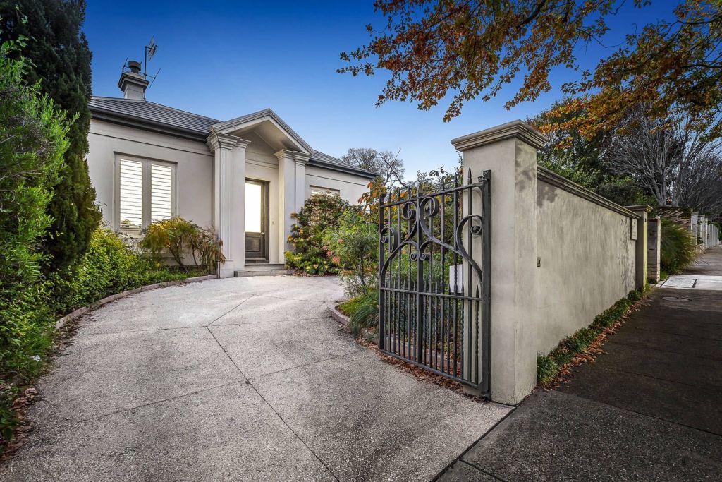 Exclusive private school offloads two Toorak properties during pandemic