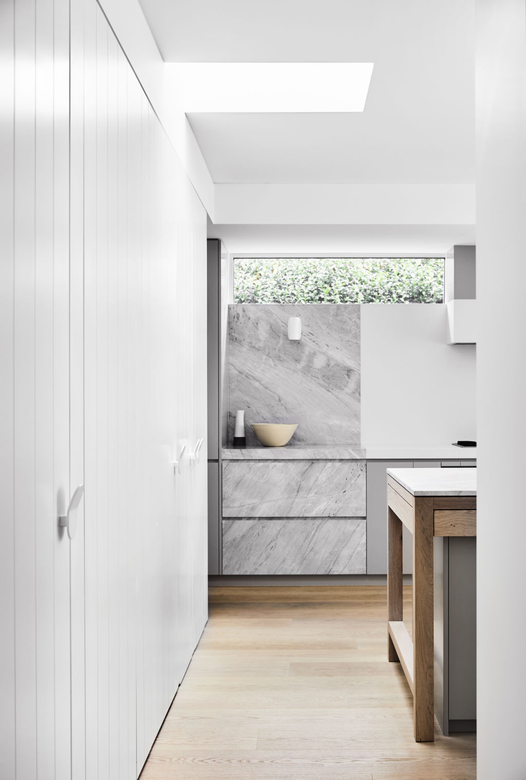Marble and timber add a touch of luxe to the kitchen. Photo: Sharyn Cairns