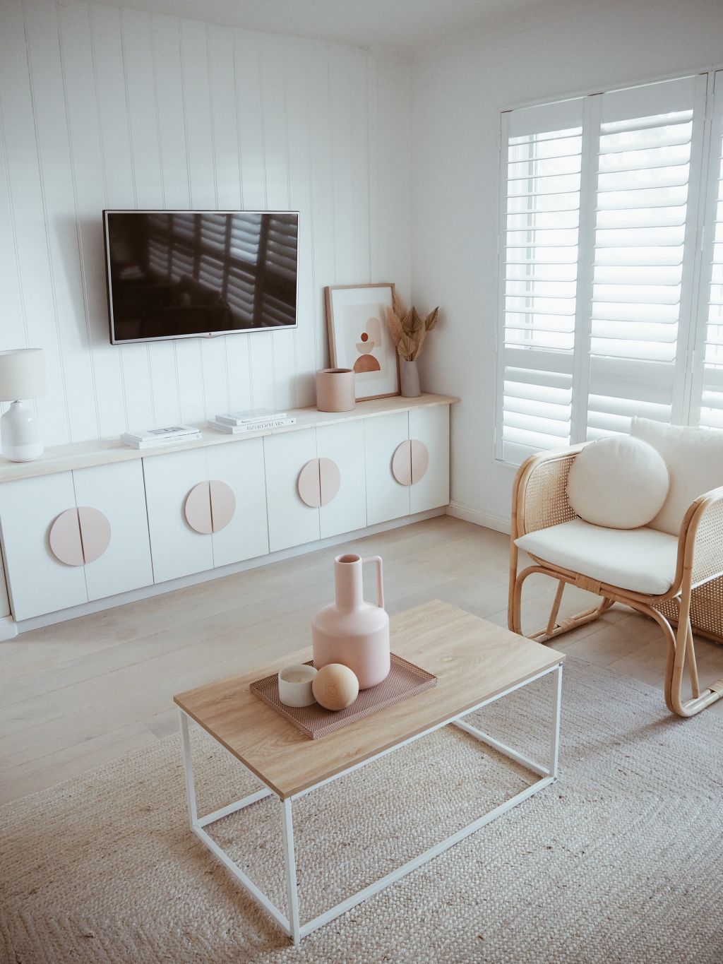 White on white paired with soft neutral tones is a winner in this lounge room by Katy Thomas Studio. Photo: Katy Thomas