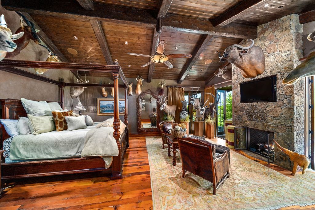 There are plenty of eyes on the bedroom.  Photo: Zillow/Cascade Sotheby's International Realty