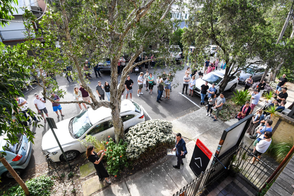 More than 20 bidders turned out for the auction of 33 Gerard Street, Alexandria. Photo: Peter Rae