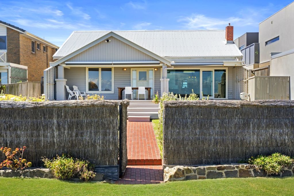 Farmer nabs beachfront Aspendale home, smashes reserve by $1m