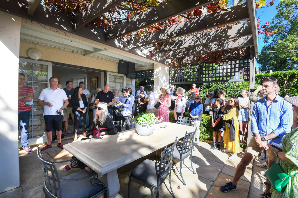 The auction of 209 Edgecliff Road Woollahra. Photo: Peter Rae