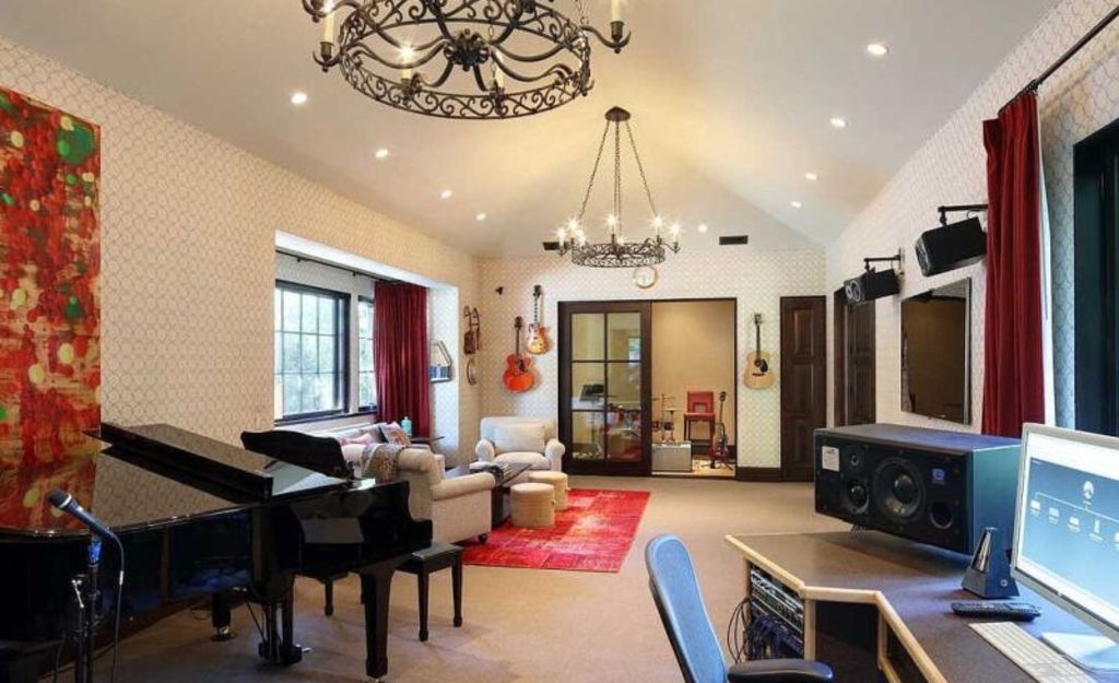 It has more bathrooms than bedrooms. Photo: Zillow/Dirt
