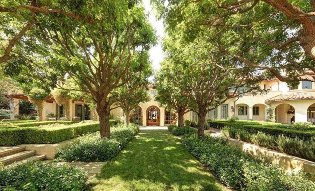 The palatial style home is found in Beverly Park one of the most prestigious gated communities in Los Angeles, California. Photo: Zillow/Dirt