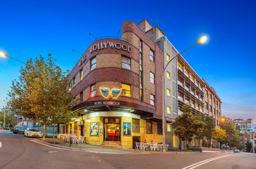 Last drinks for the Hollywood pub, once run by Sydney's grand raconteur