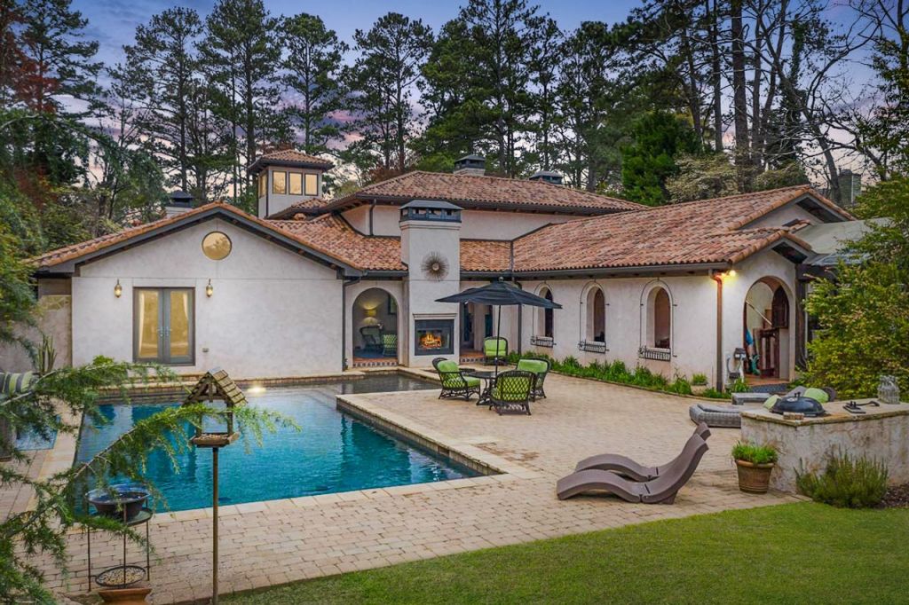 The Tuscan-style Georgia home is listed for $2.65 million. Photo: BARTOLOTTI PHOTOGRAPHY/ATLANTA FINE HOMES SOTHEBY'S INTERNATIONAL REALTY