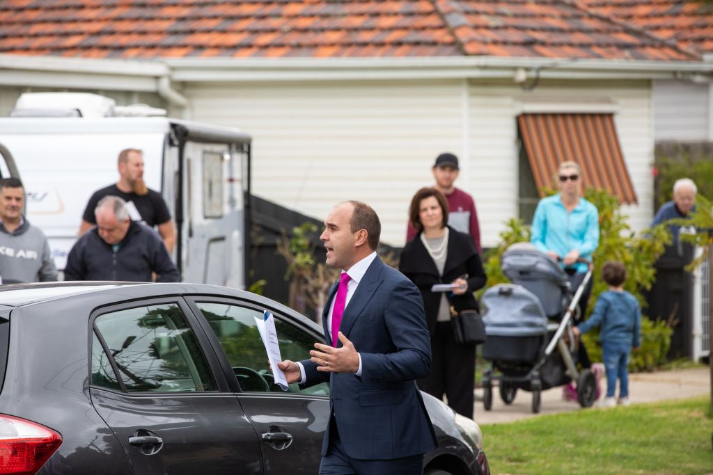 Melbourne investors offload properties at auction, cash in on rising market