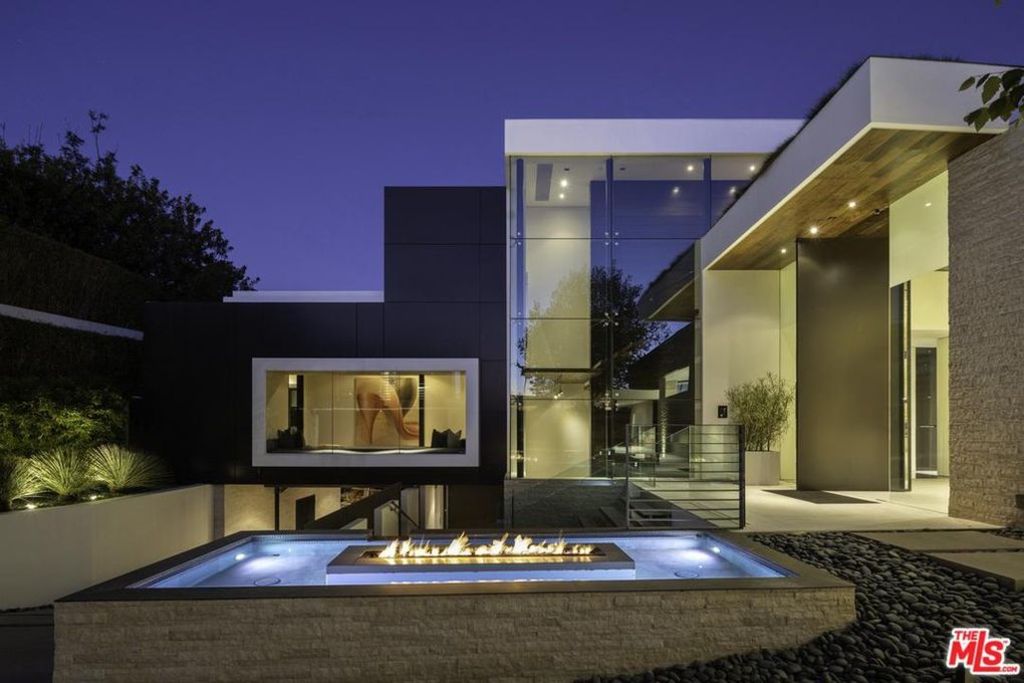 Some contemporary mansions can struggle to find buyers. Photo: Realtor.com