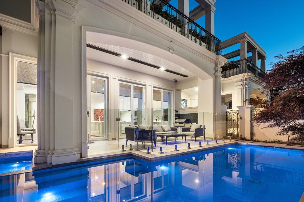 The Victorian luxury homes sitting on the market for months