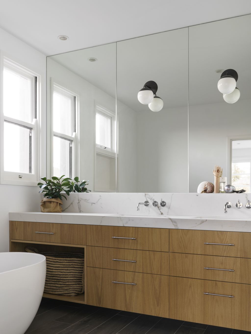Timber can help to create a spa-like vibe. Photo: Justin Alexander / Anna-Carin Design Studio.