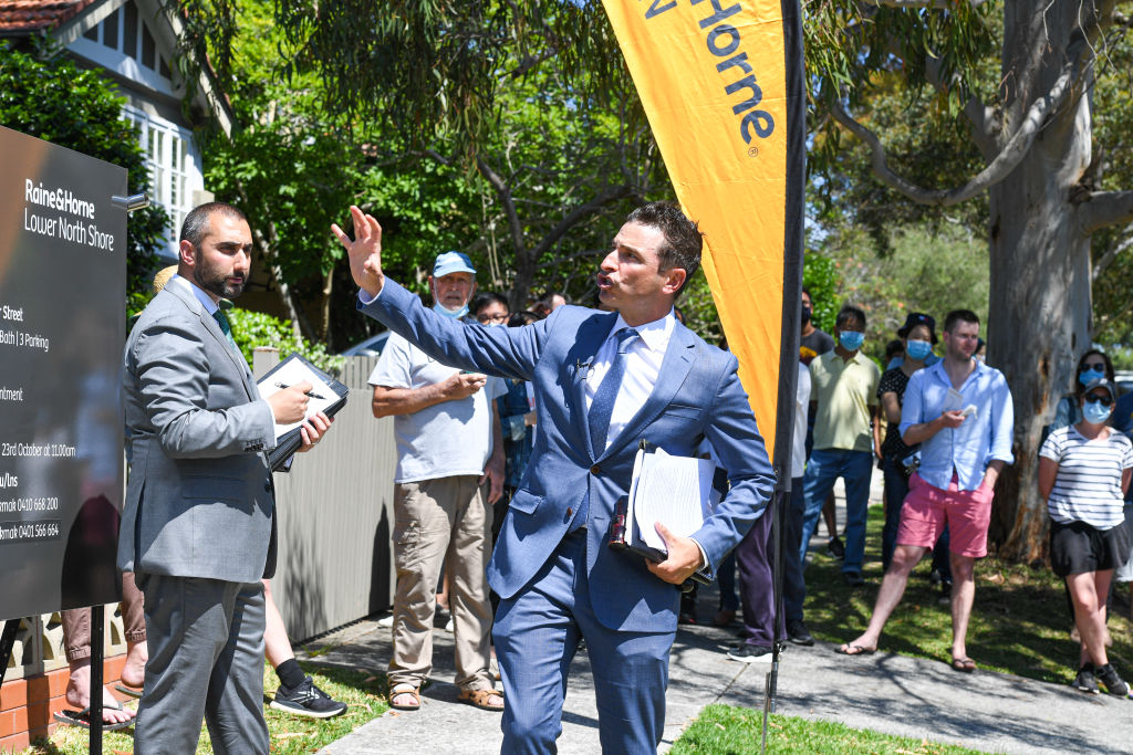Auctioneer Vic Lorusso selling the Willoughby fixer-upper. Photo: Peter Rae
