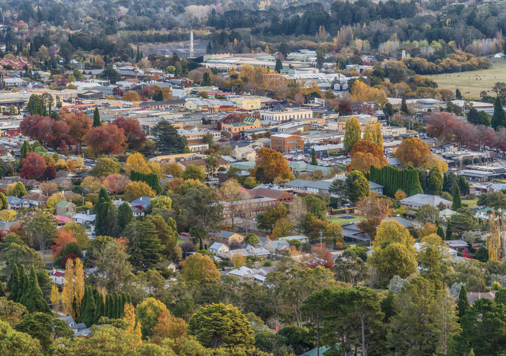 Towns like Bowral are popular with those seeking breathing room. Photo: Dee Kramer