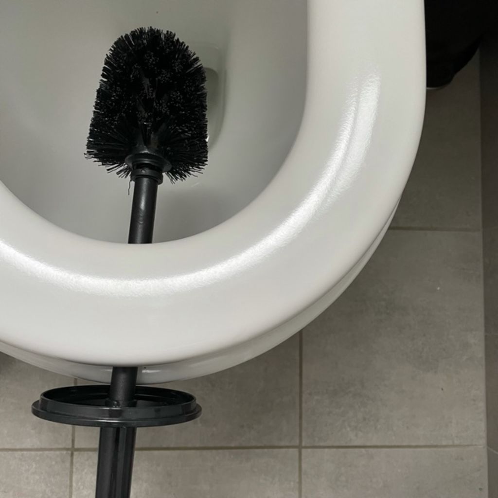 Pop your toilet brush under the rim to let it air dry. Photo: Instagram: @littlestronghome