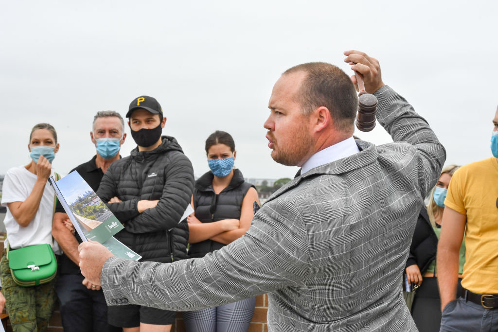 Auctioneer Ricky Briggs prepares to bring down the gavel at $1,155,000. Photo: Peter Rae