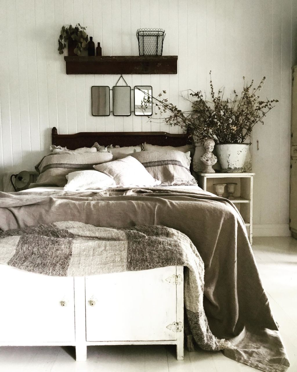The beds are sumptuous with French linen, while bunches of fresh and dried botanicals from the cottage garden adorn the rooms. Photo: Instagram: @vintage_country_house