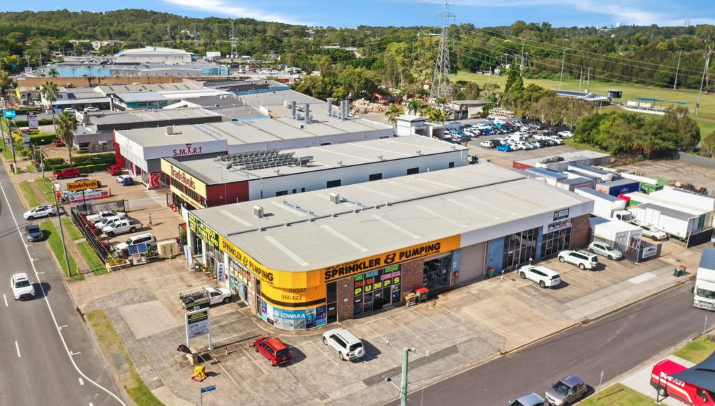 Gold Coast warehouses sell for $1.1 million over reserve in 'gangbusters' market