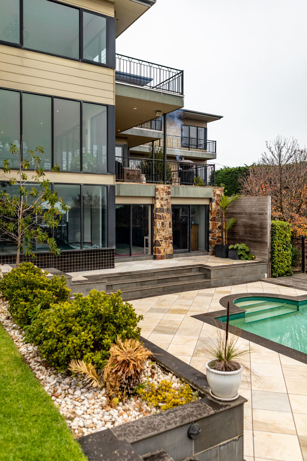 The hedging at the Mount Eliza home keep it private.  Photo: Greg Briggs