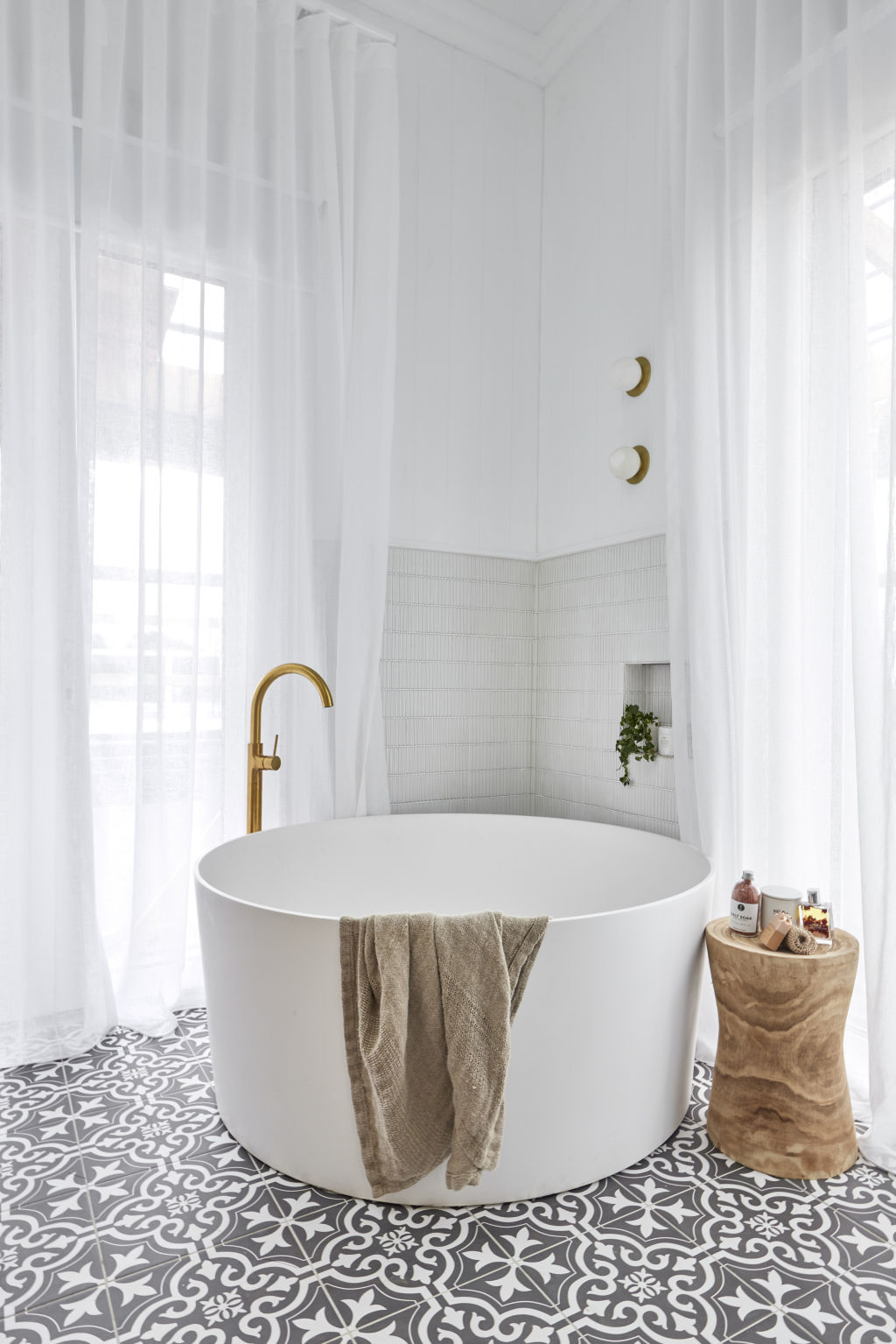 Omar and Oz impressed with their tub for two and floor-to-ceiling curtains. Photo: Nine