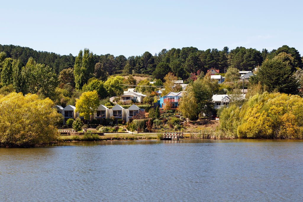 Daylesford Lake to the north-west of Melbourne is a small town area popular with city visitors at the weekend. View of houses with lake views. Photo: Adobe stock