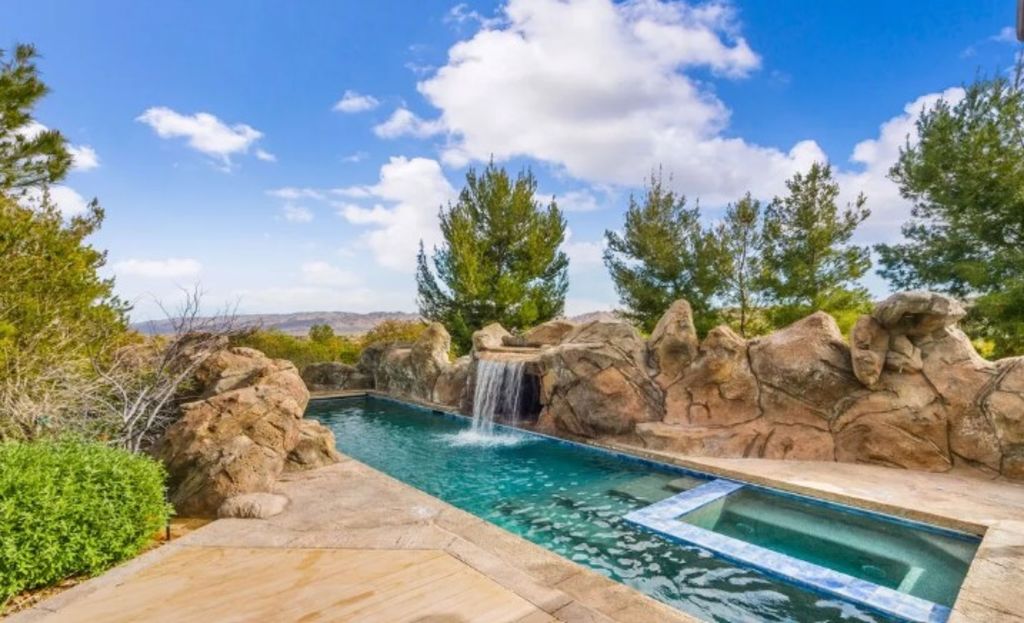 The pool makes for a great Instagram moment. Photo: Sotheby's International Realty Malibu Brokerage