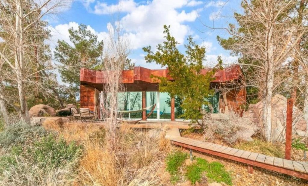 The property is in the heart of the Californian desert. Photo: Sotheby's International Realty Malibu Brokerage