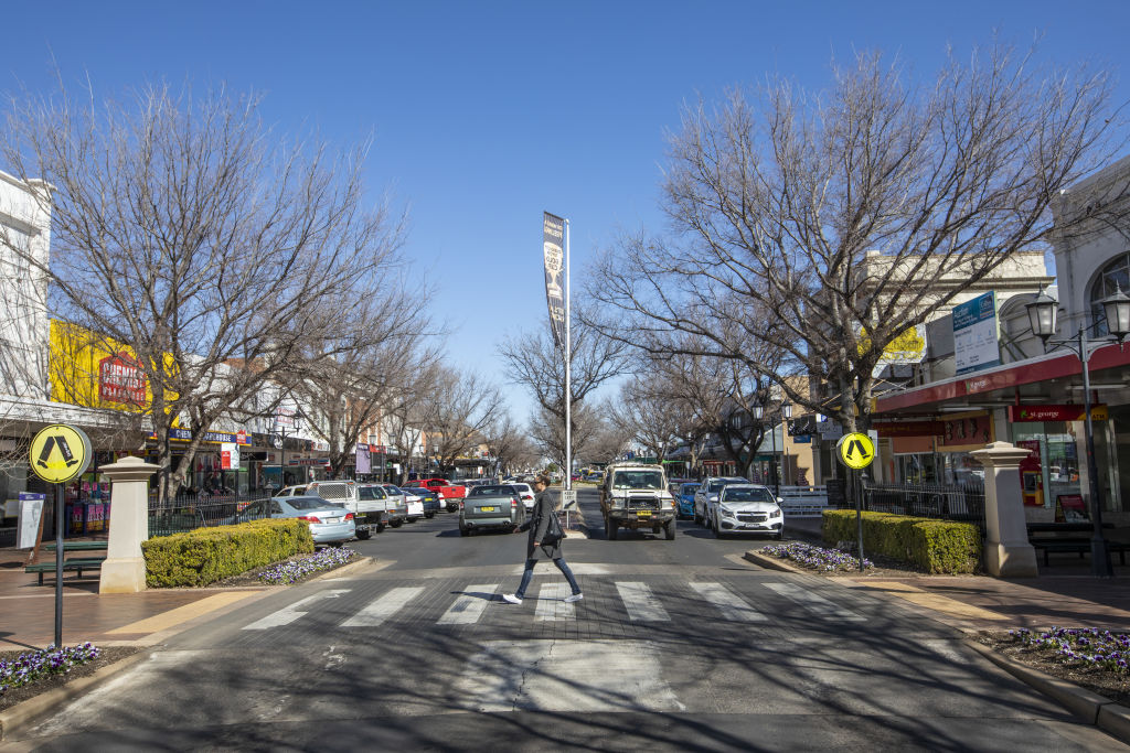 The town has a thriving cafe culture. Photo: Destination NSW