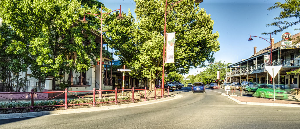 Tumut: The postcard-perfect town people from all over are moving to