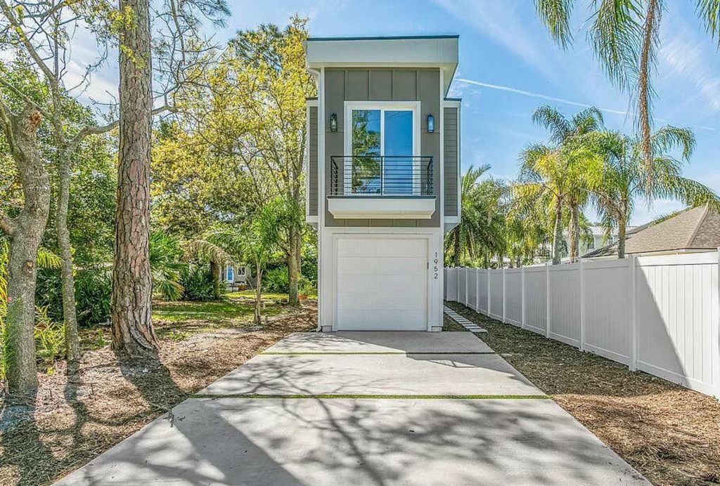 This skinny home in Florida is 10-foot wide. Photo: Zillow/Oceanside Real Estate