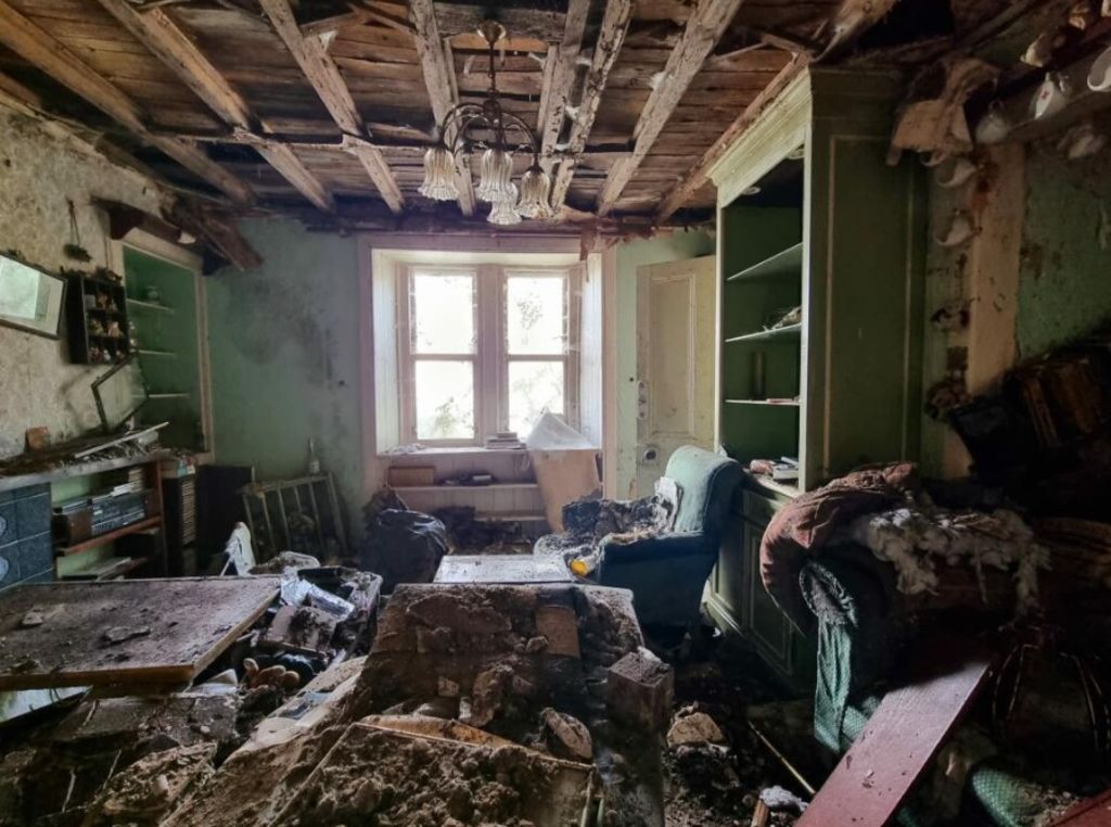Leftover belongings feature in various rooms. Photo: Rightmove/Auction House Scotland