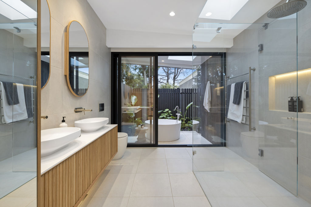 The main bedroom's en suite, with an outdoor bath, wowed the judges. Photo: Estate Imagery