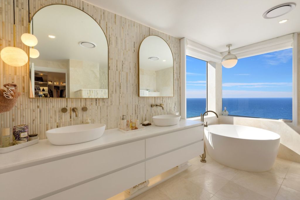 The bathrooms offer spectacular ocean views. Photo: Coastal