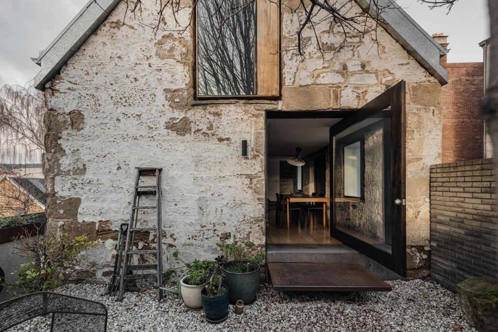 'The Barn' in Goulburn Street, Tasmania was built in the 1820s and was renovated in 2015