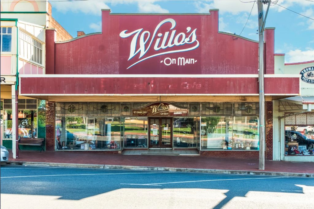 Dreaming of a 'thriving' Riverina main street with a stunning local pub?