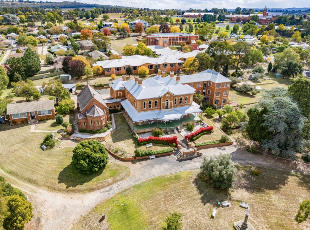 Former convent for nuns with redevelopment potential