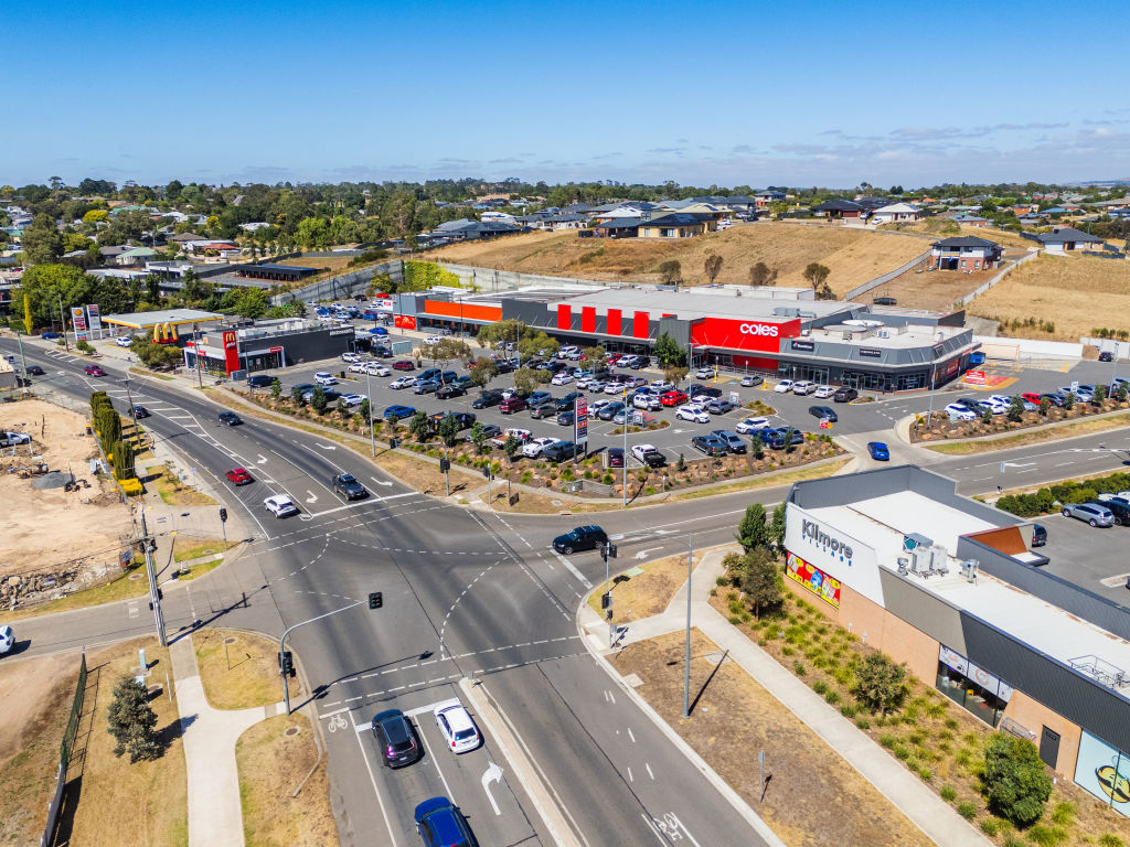 Regional shopping centre trades at sharp yield as offshore demand deepens