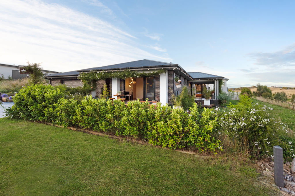 Canberra auctions Moncrieff home sells for 1.5 million under the hammer